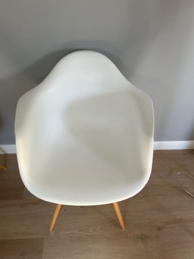 2 witte kuipstoeltjes