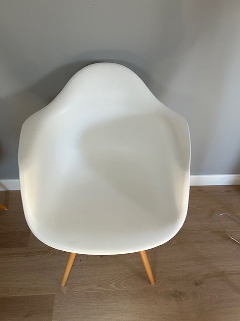 2 witte kuipstoeltjes