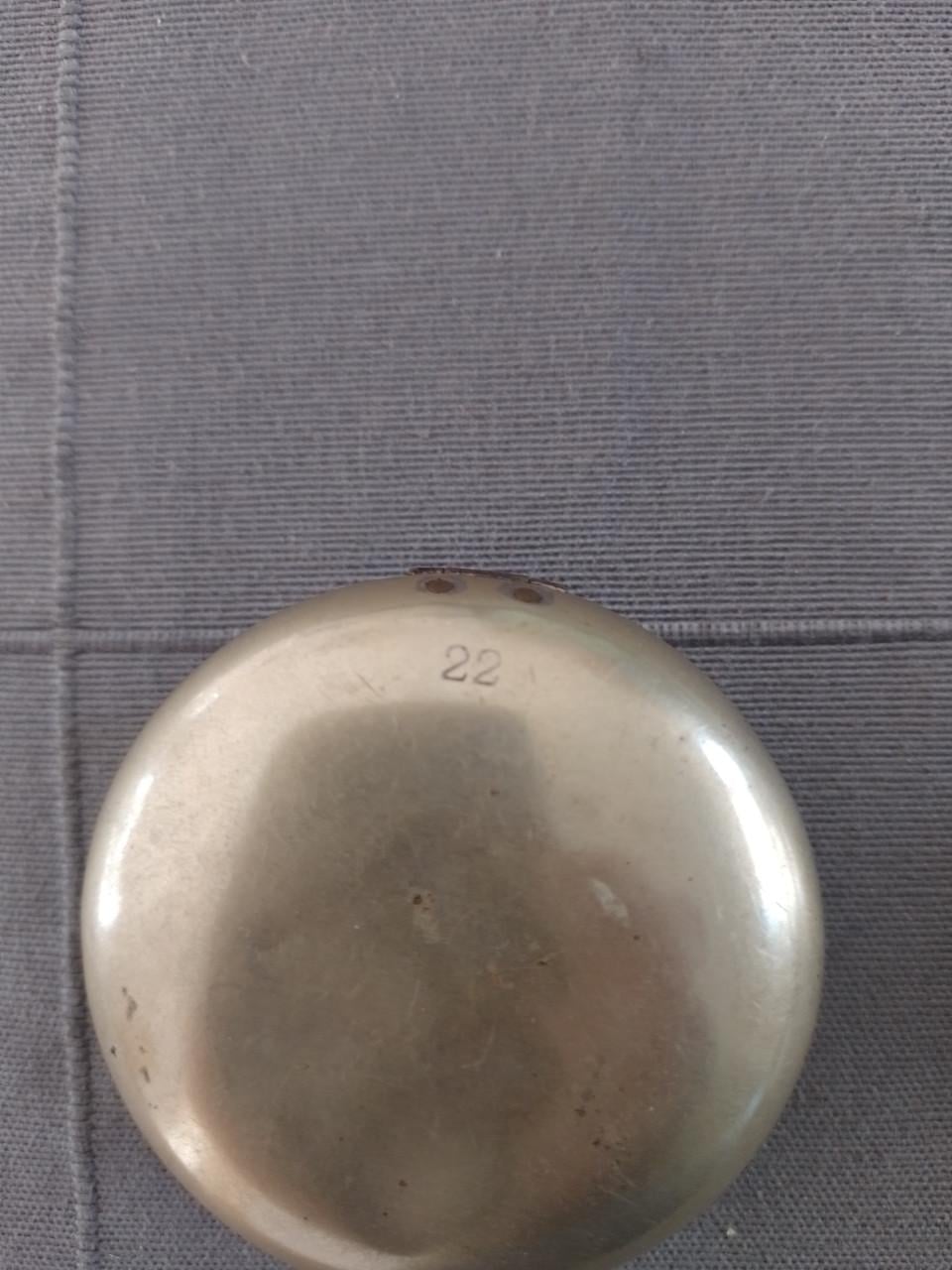 Oude goed werkende zakhorloge met sleutel