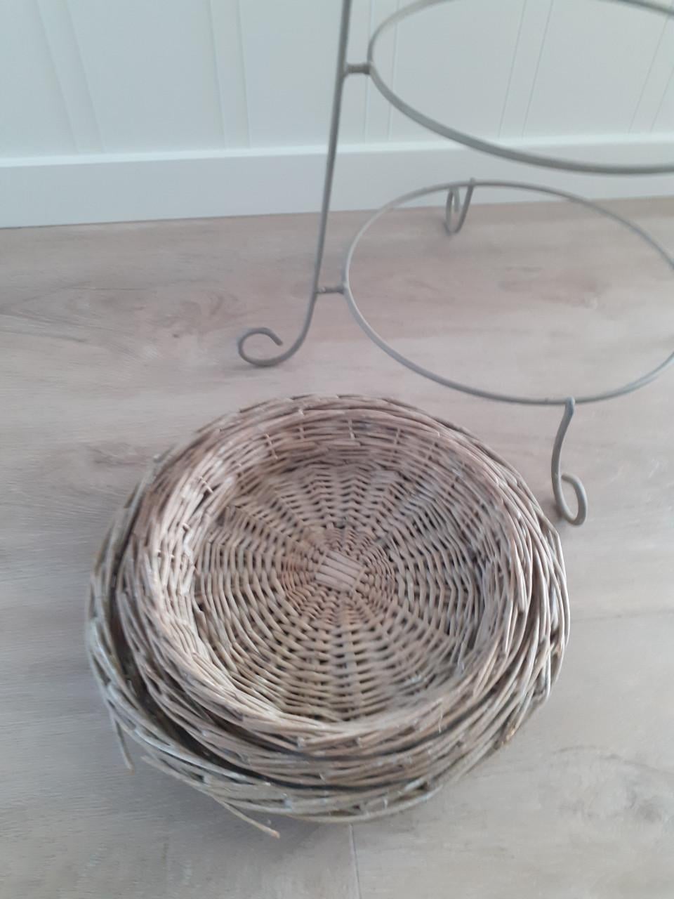 Etagere met 3 mandjes