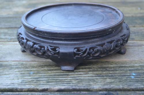 Flinke gesneden Chinese onderzetter voor een vaas