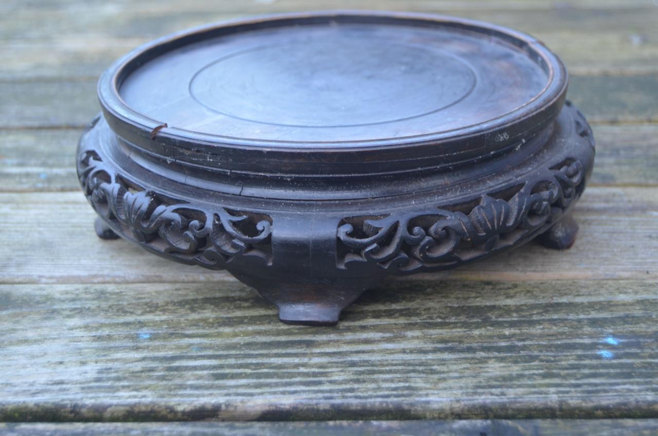 Flinke gesneden Chinese onderzetter voor een vaas