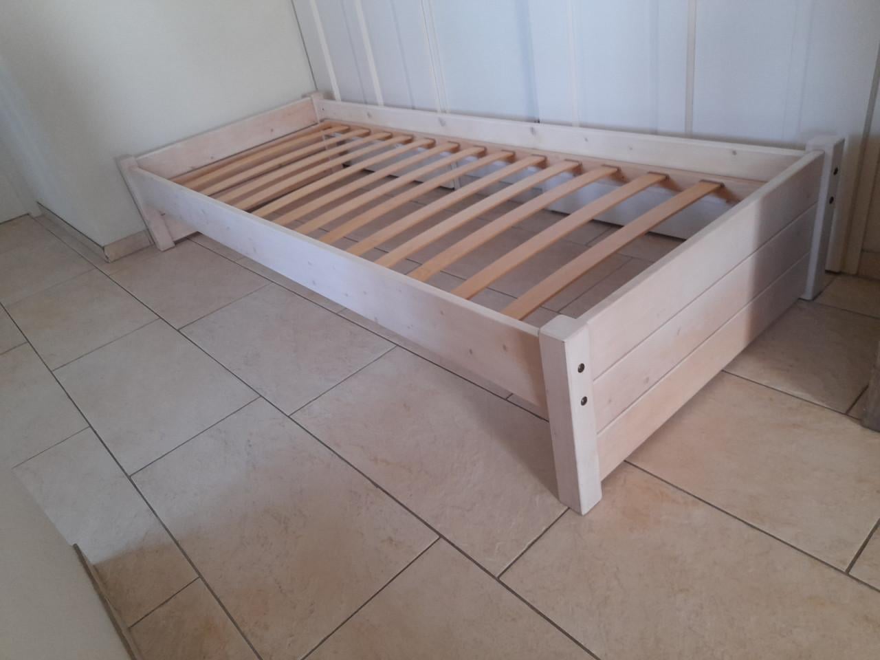 Massief houten 1 persoons bed 90 x 200 ( in goede nette staat )
