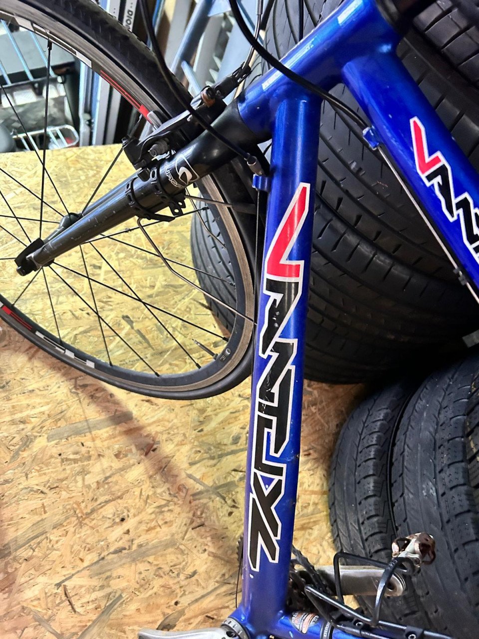 VANTUYL RACEFIETS MET KLIKPEDALEN