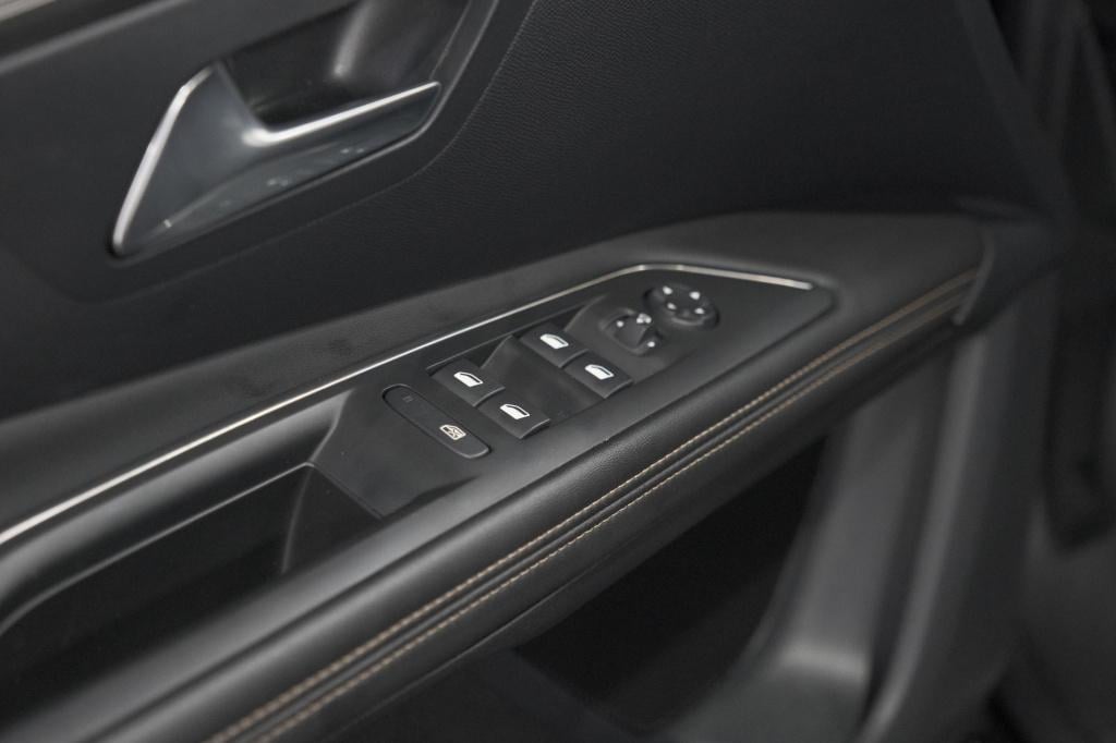 Peugeot 3008 puretech 130 eat8 gt | dodehoekdetectie | adaptieve cruise con