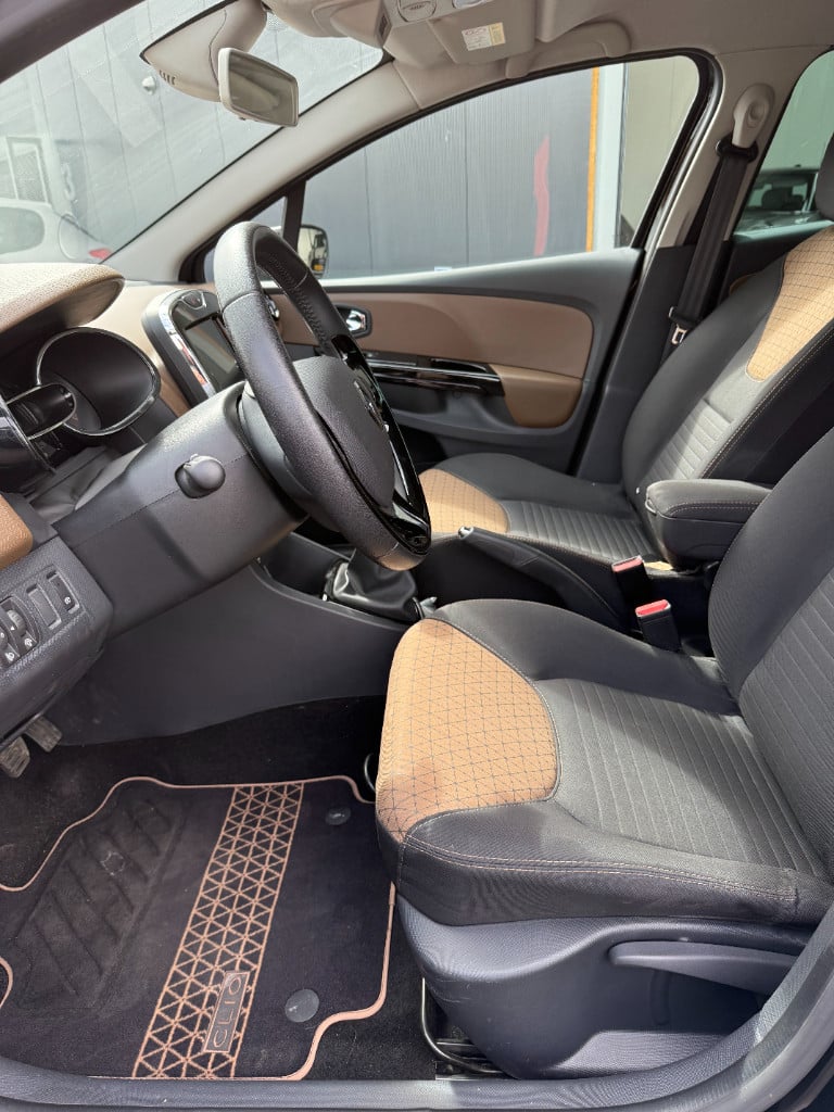 Renault Clio 0.9 - sportief - full option!