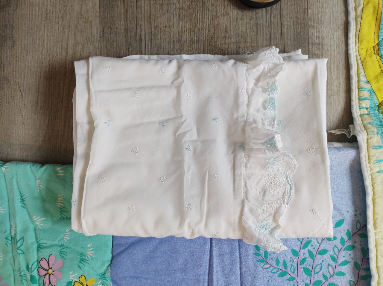 Kinder- dekbed, 2 dekbedhoezen, sloop en boxkleed.