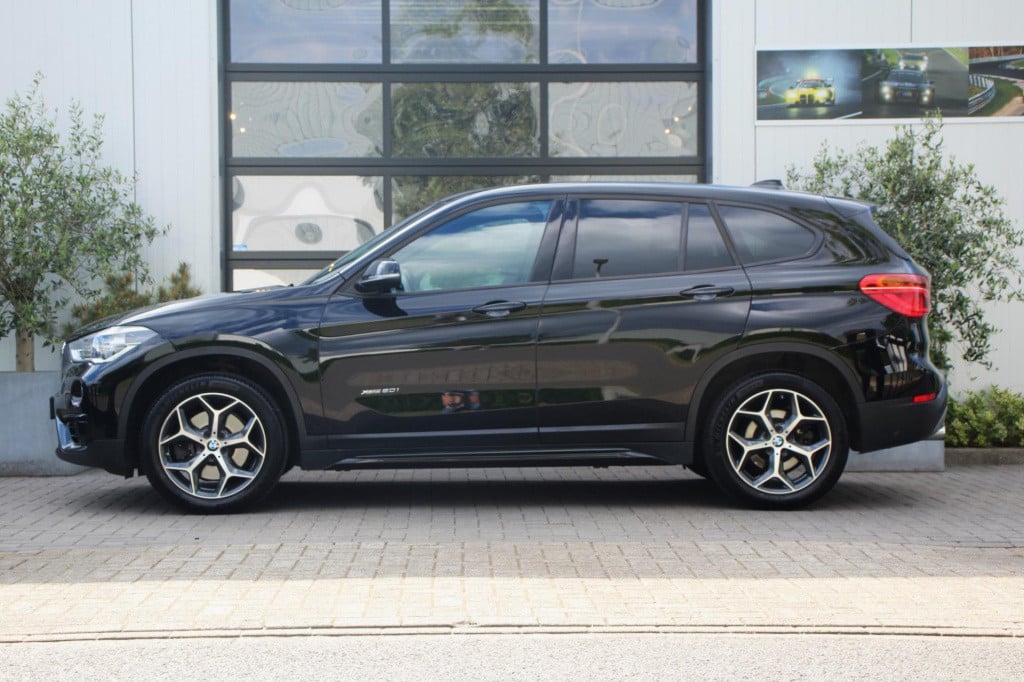BMW X1 xdrive20i sport line automaat - led - pano - navi - stoel verw - cru