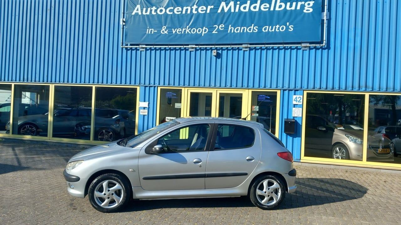 Peugeot 206 1.4 16v Gentry 5deurs bj:2004 airco navigatie apk 5-2026 !!!!