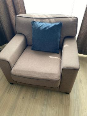 Twee zand kleur fauteuils gratis af te halen