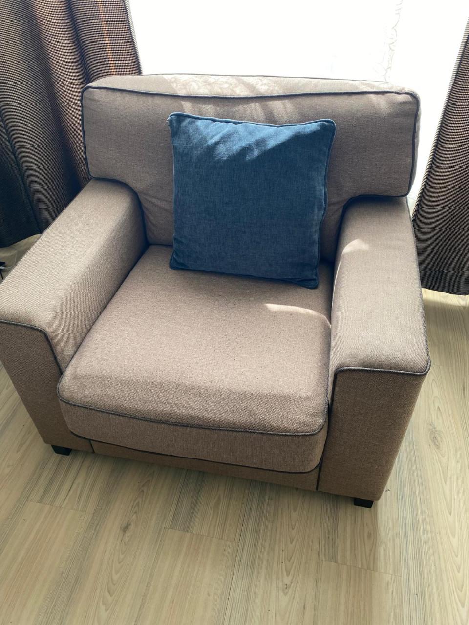 Twee zand kleur fauteuils gratis af te halen