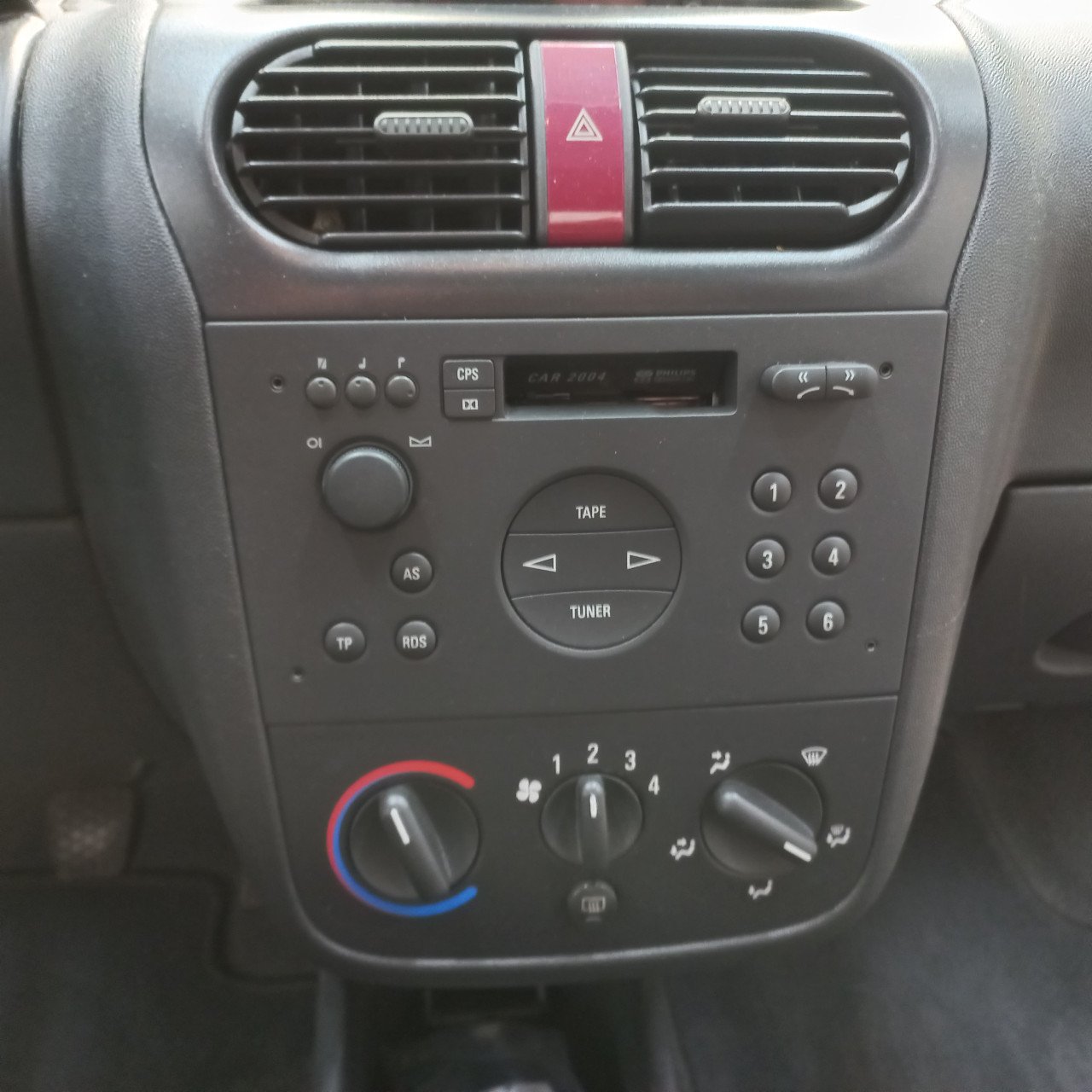 Mooie Opel Corsa 1.2 N  met lage KM stand
