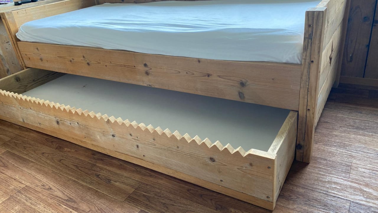 Steigerhouten bed