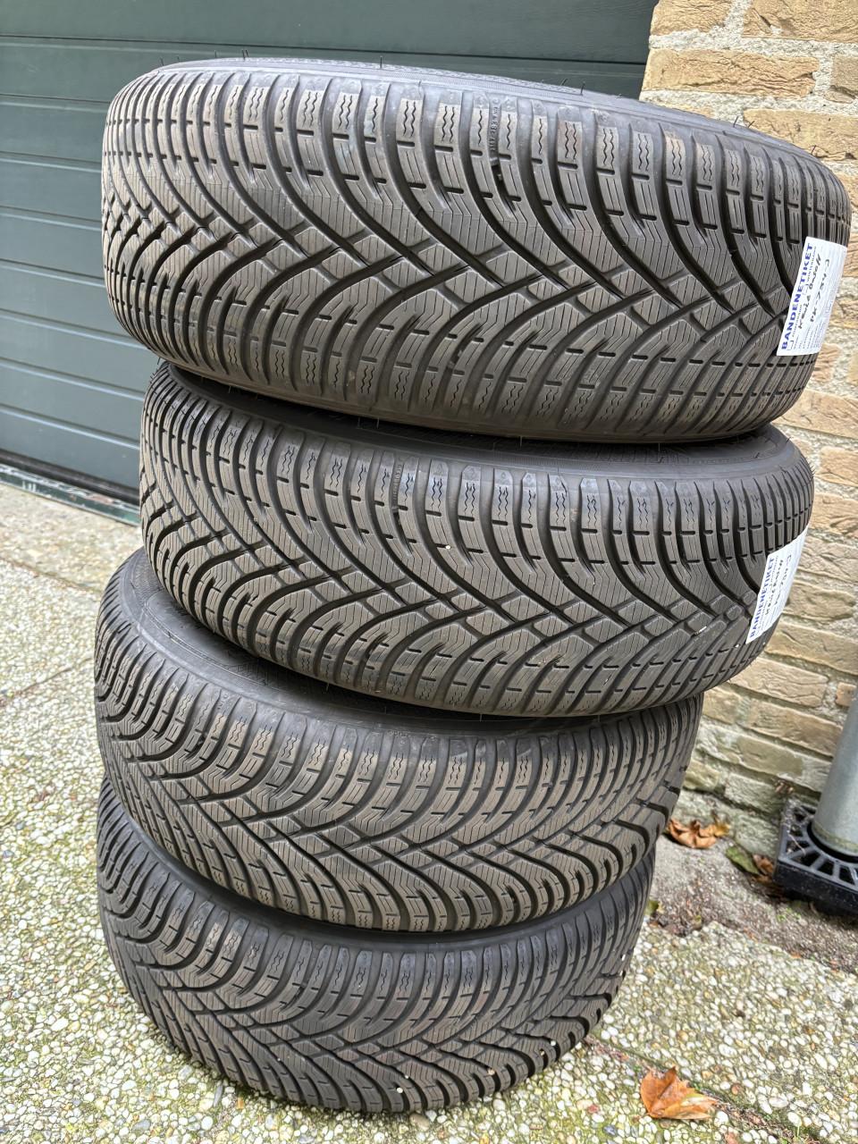 Set winterbanden op Volvo velgen