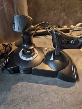 Zgan Thrustmaster T.Flight Hotas One Microsoft Flight Simulator....