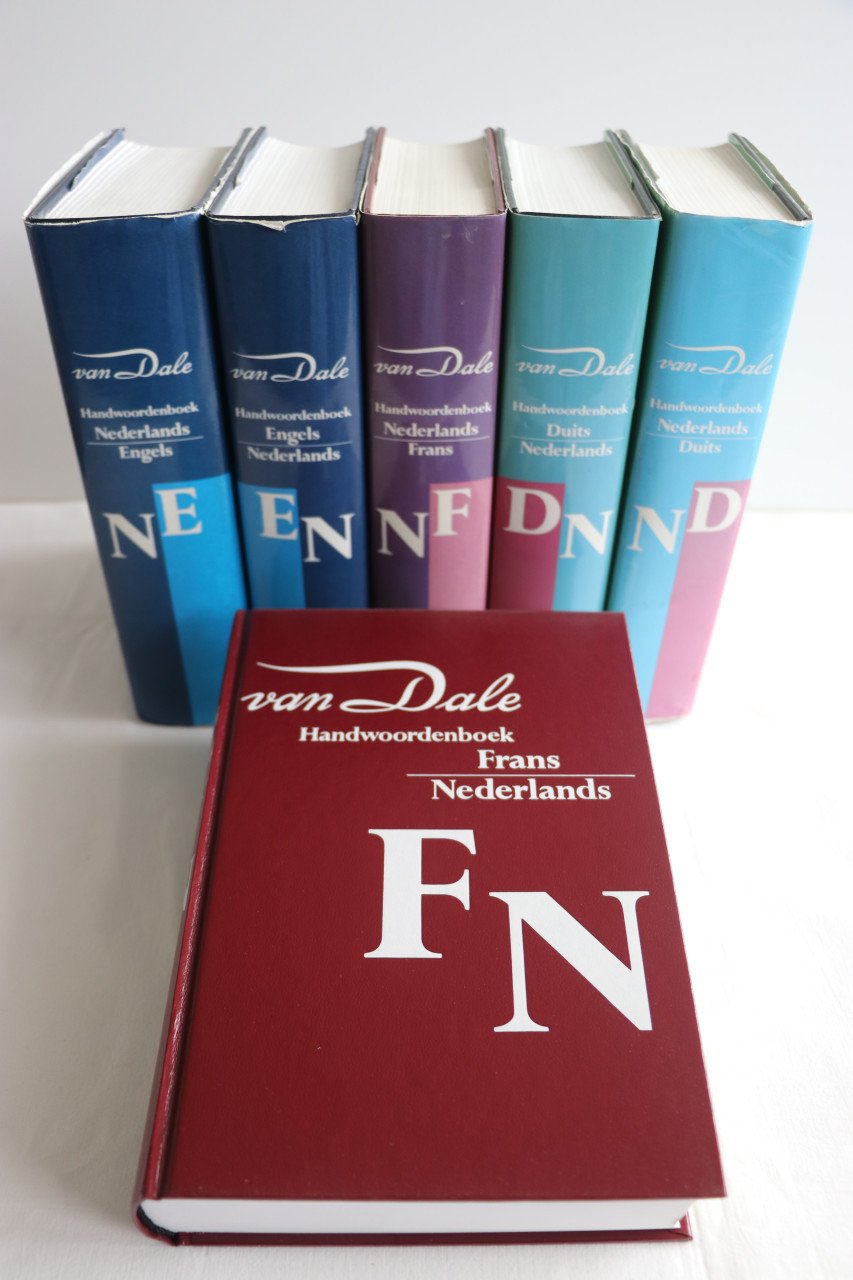 Handwoordenboek Van Dale Nederlands-Engels Tweede druk Utrecht/Antwerpen 9