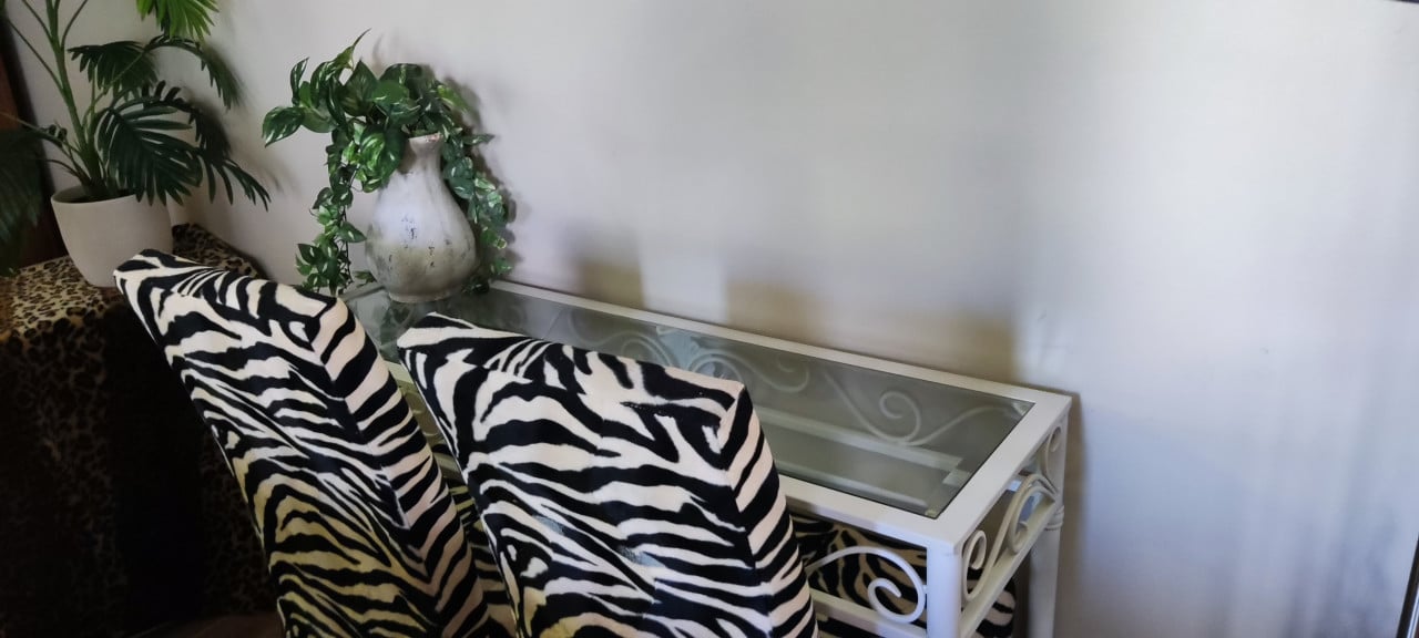 Wit metalen side table / long john met glazen facet geslepen blad
