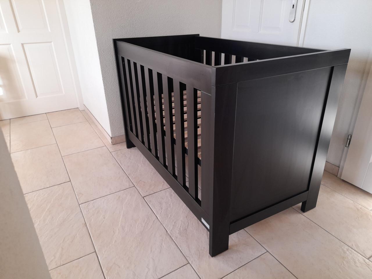 Prachtig zwart ledikantje (in goede nette staat )