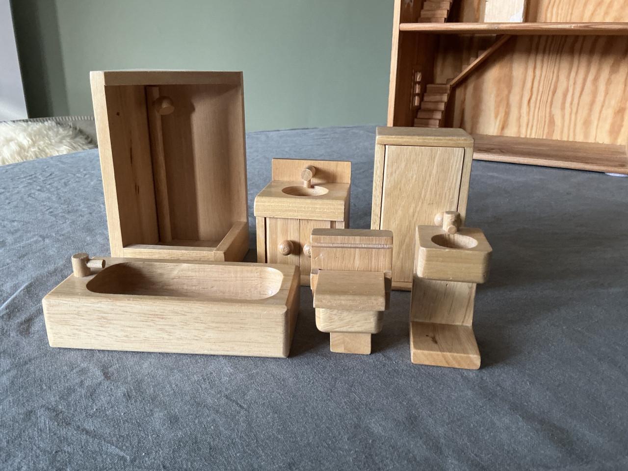 Poppenhuis met houten meubeltjes en accessoires