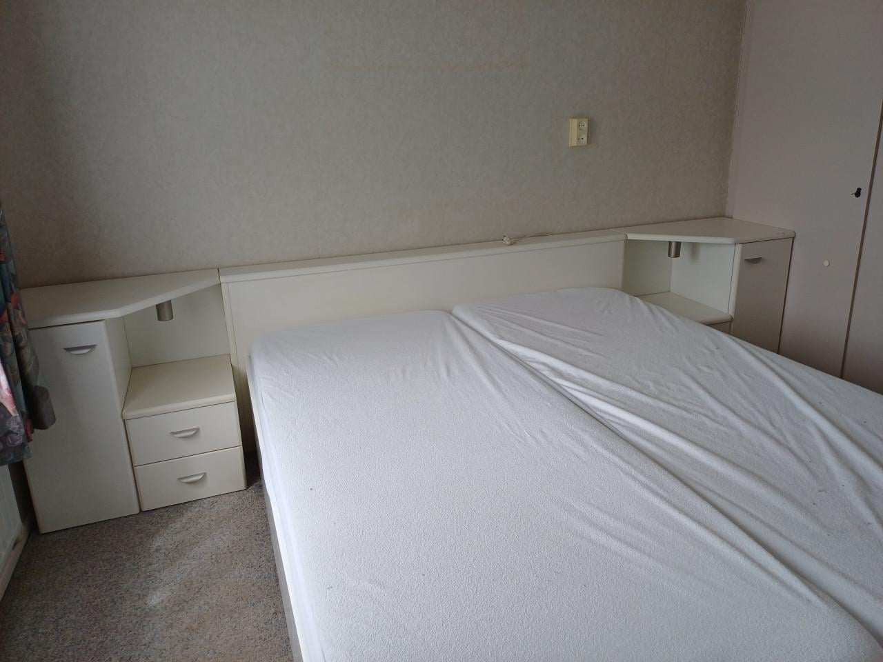 2 persoonsbed met nachtkastjes en achterwand en verlichting