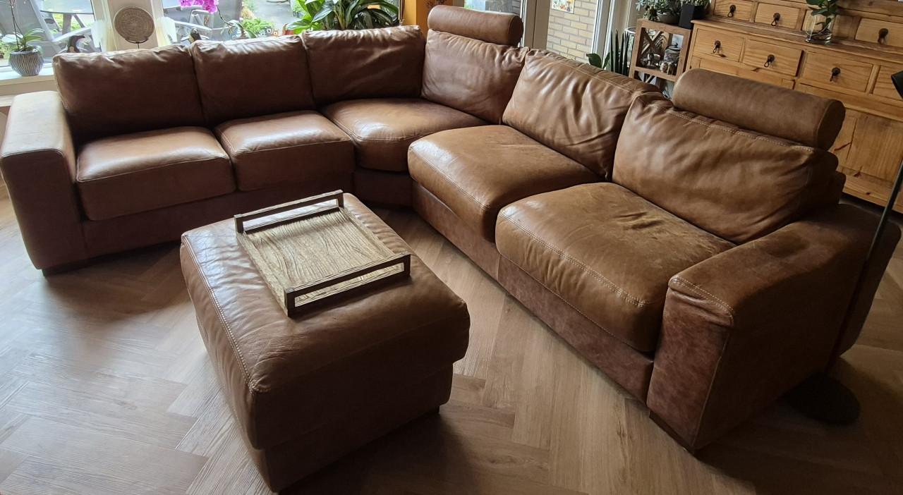 Lederen hoekbank incl hocker en 2 hoofdsteunrollen