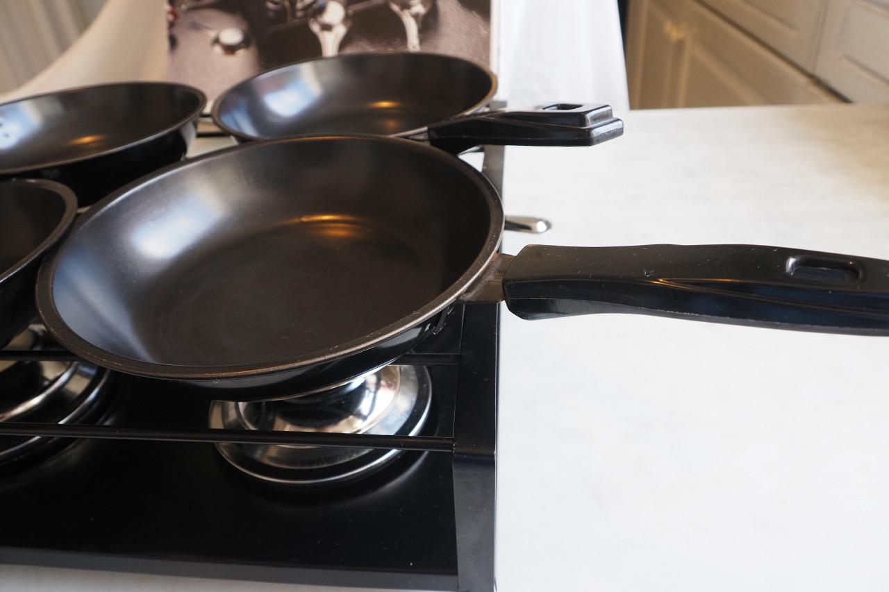 Gourmetstel, 1 x gebruikt. Met 4 zwarte pannetjes.