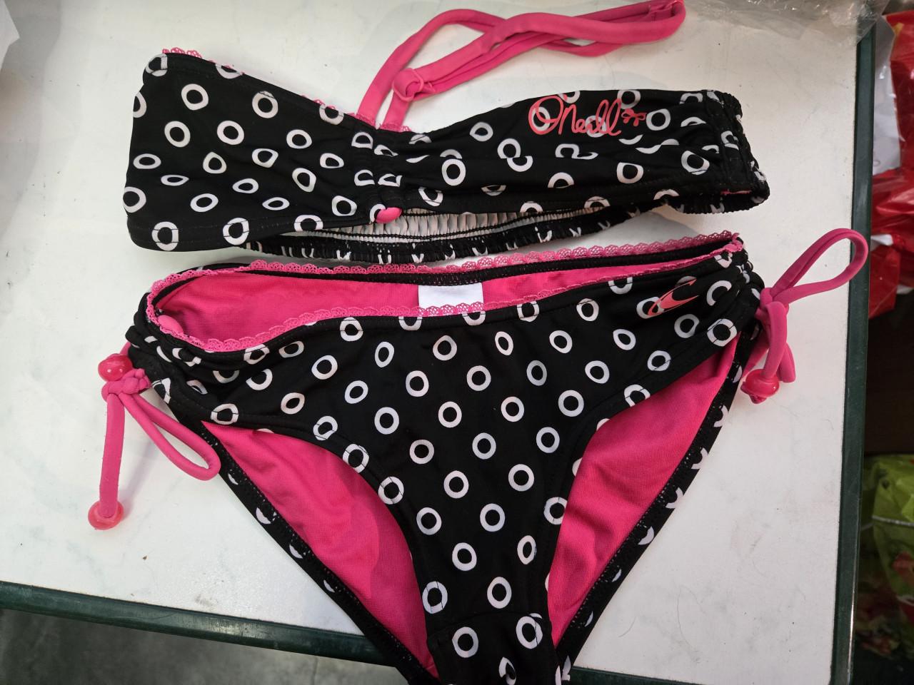 O'Neill bikini met een zwart-roze en wit stippenpatroon.  Maat 152