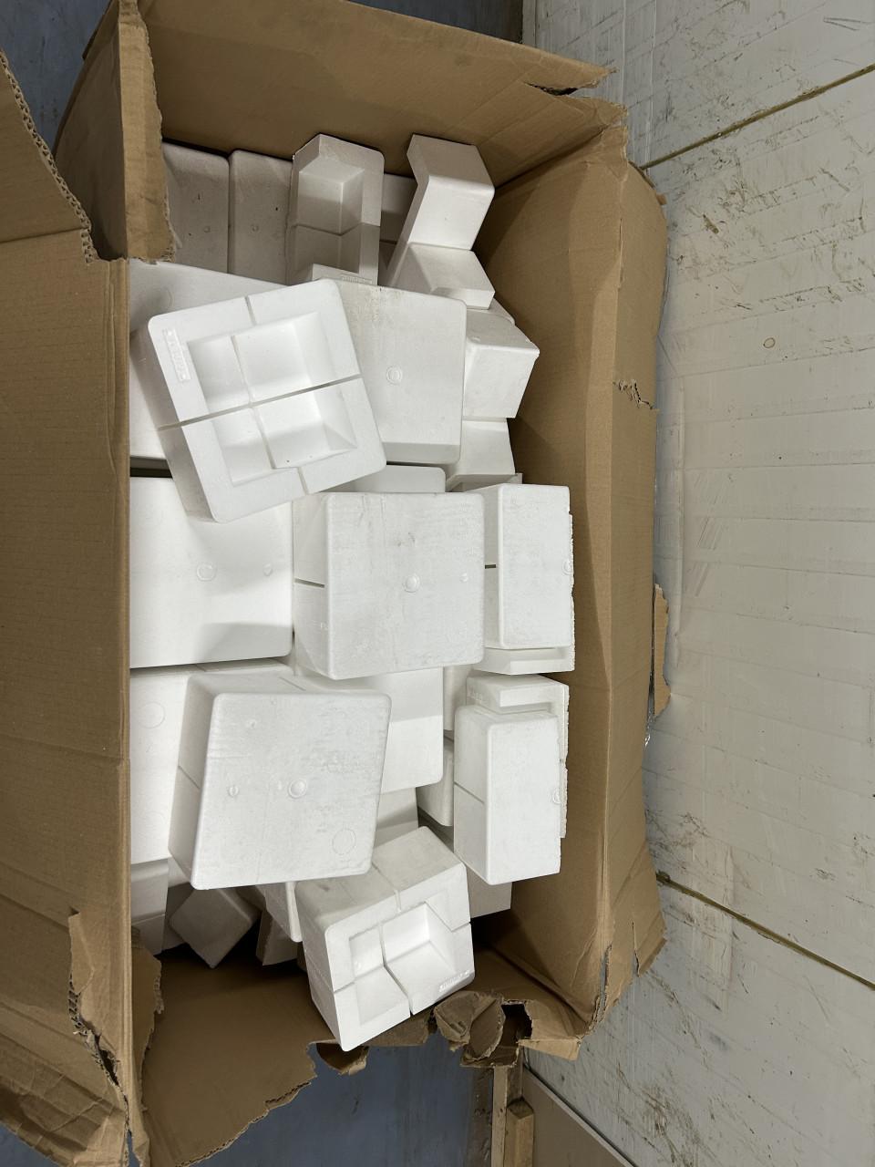 Partij dozen en inpakmateriaal