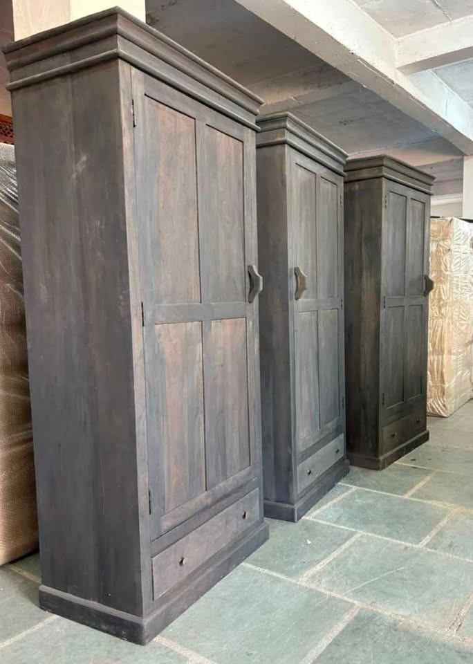 DECORATIE, KASTEN, TAFELS, STOELEN, BANKEN, ALLES MET EXTRA KORTING, KOM