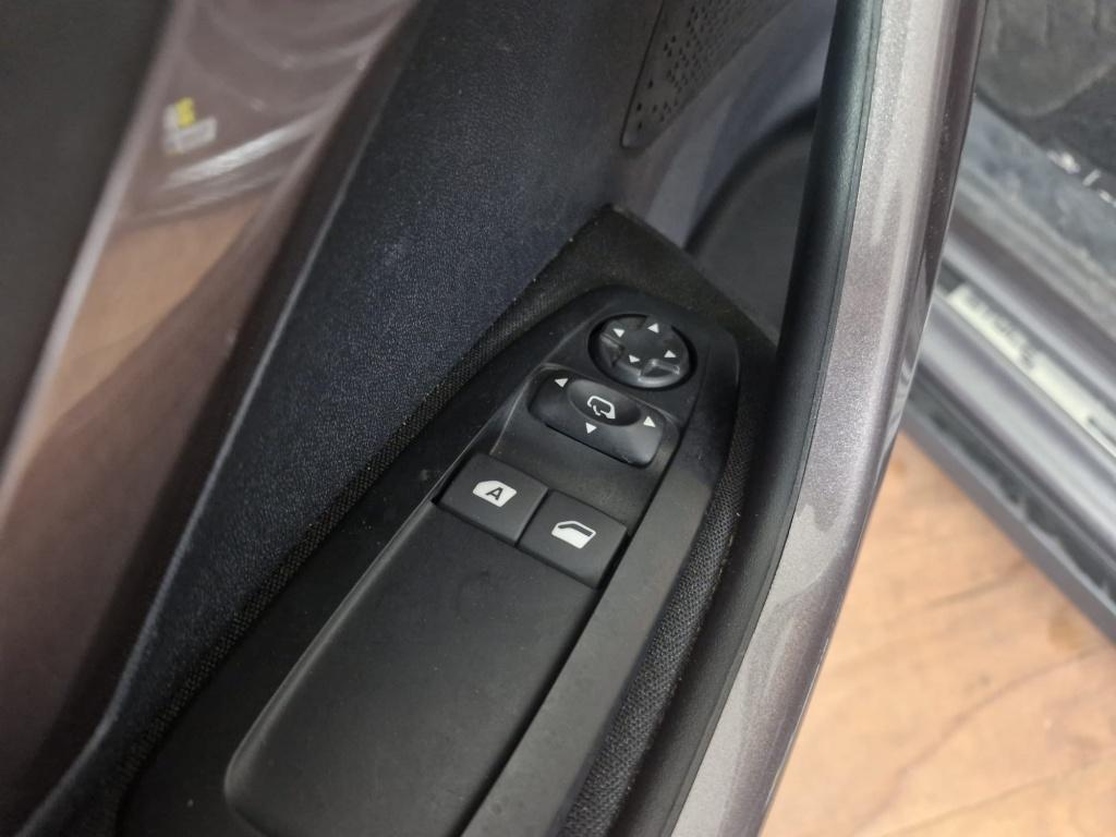 Peugeot 2008 1.2i style