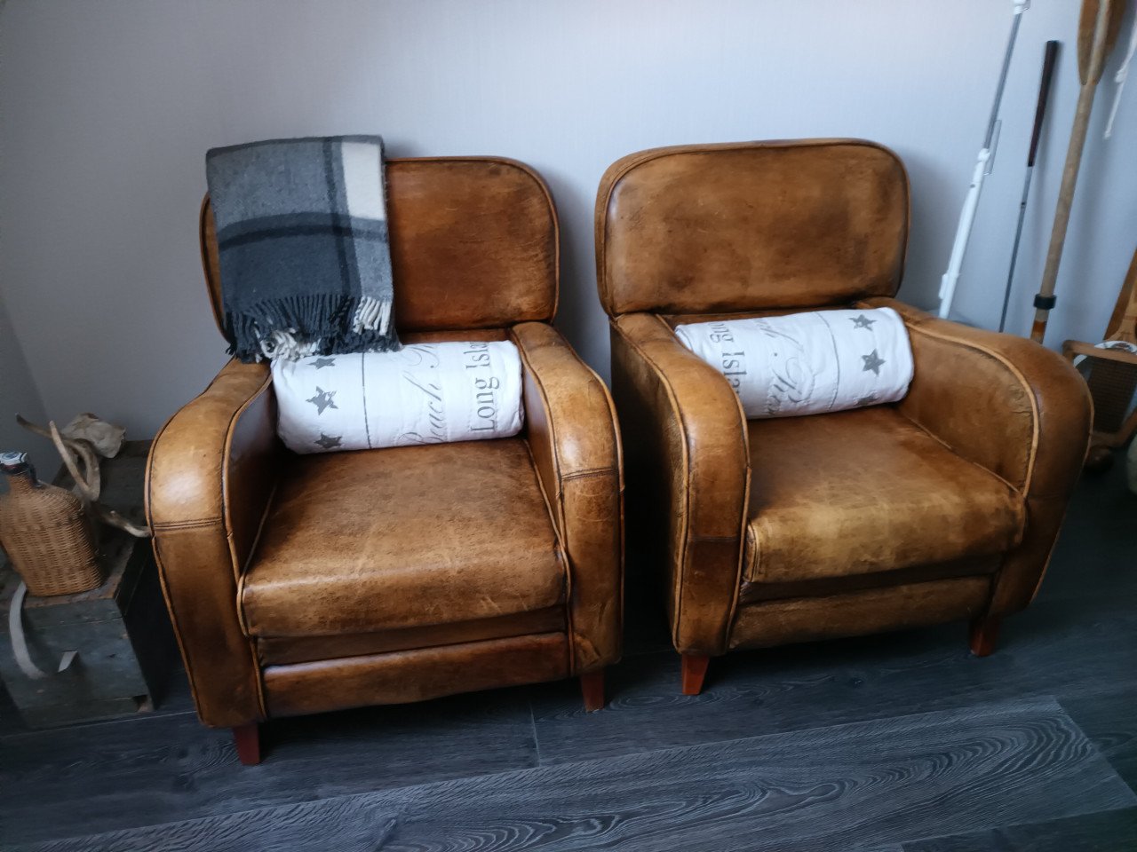 Stoelen bruin lederen, zg 'clubjes'.