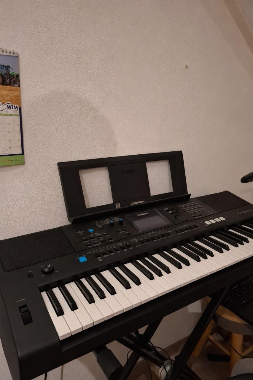 Yamaha PSR E473