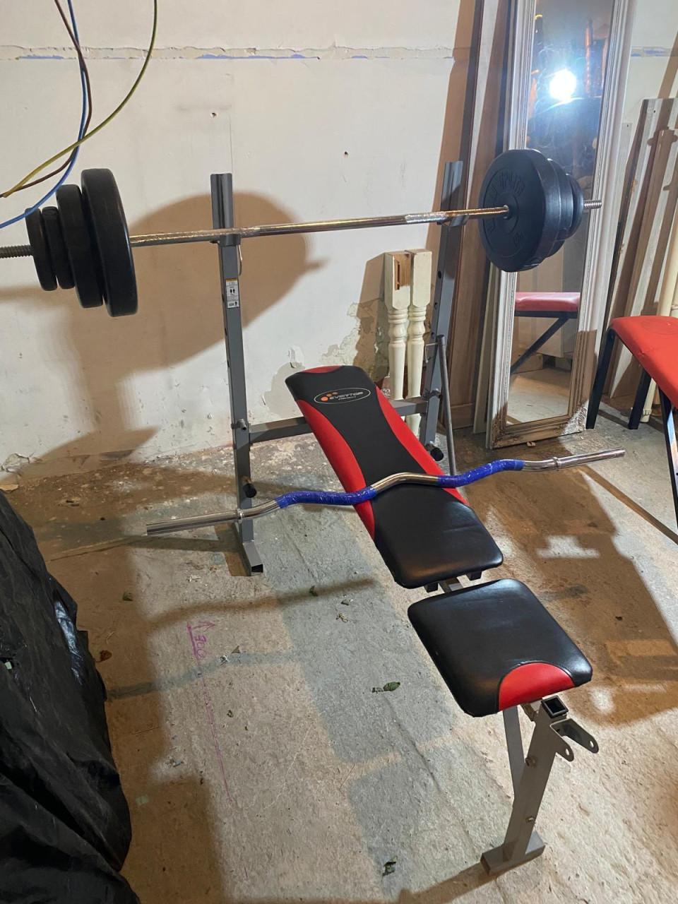 Set bench en gewichten (35kg) + 2 barbells (kort en lang, allebei 6kg)