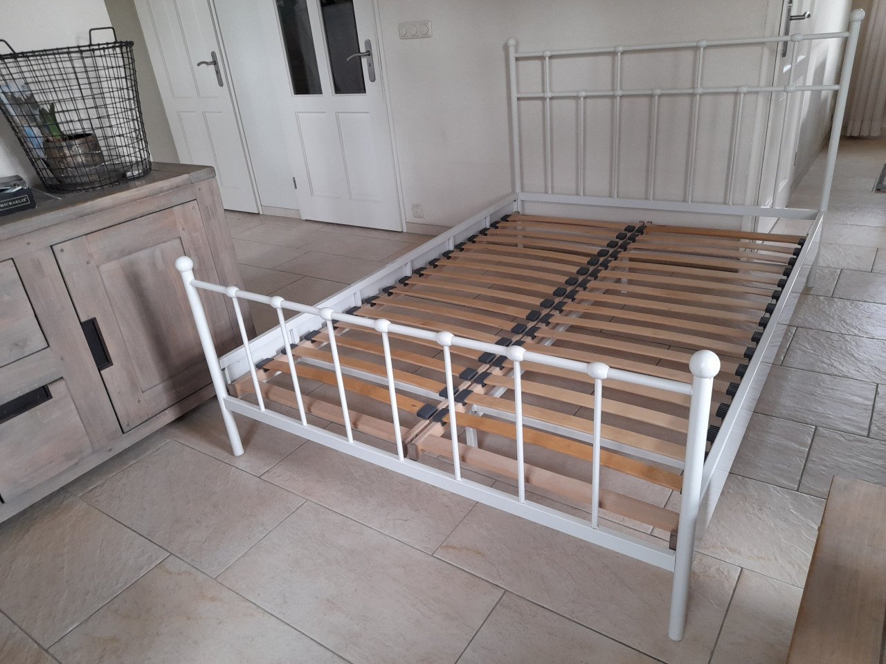 140 x 200 Metalen bed (in goede staat ) eventueel met matras!