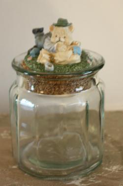 Glazen potje met beer dop