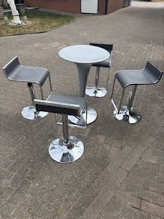 Te koop 4 barstoelen en tafel