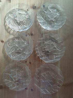 6 GLAZEN GEBAKBORDJES - ZEEVRUCHTEN - DIAMETER 17,5 CM