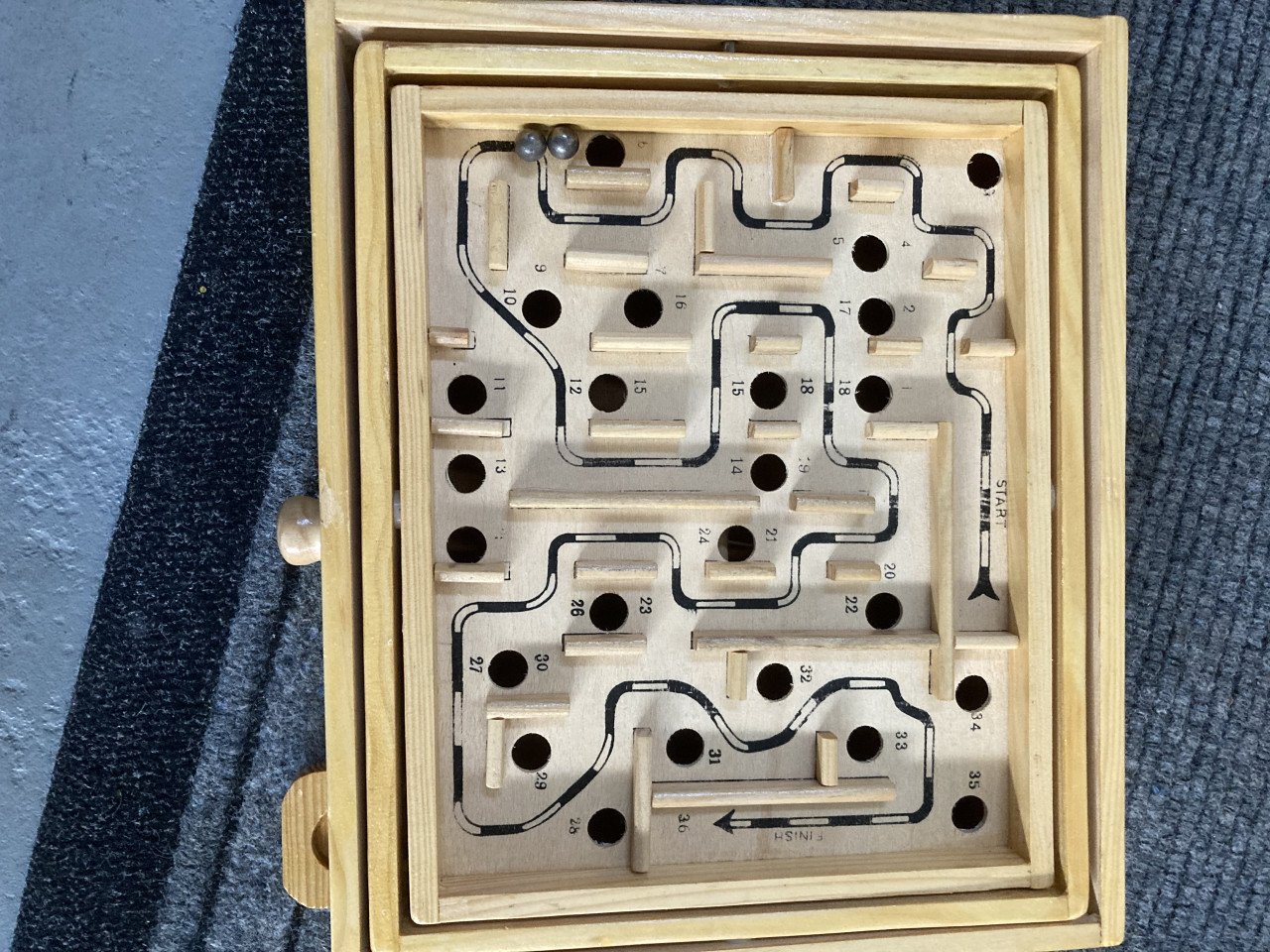 Vintage antiek houten flipperspel De Speeltuin en recent knikker labyrinth