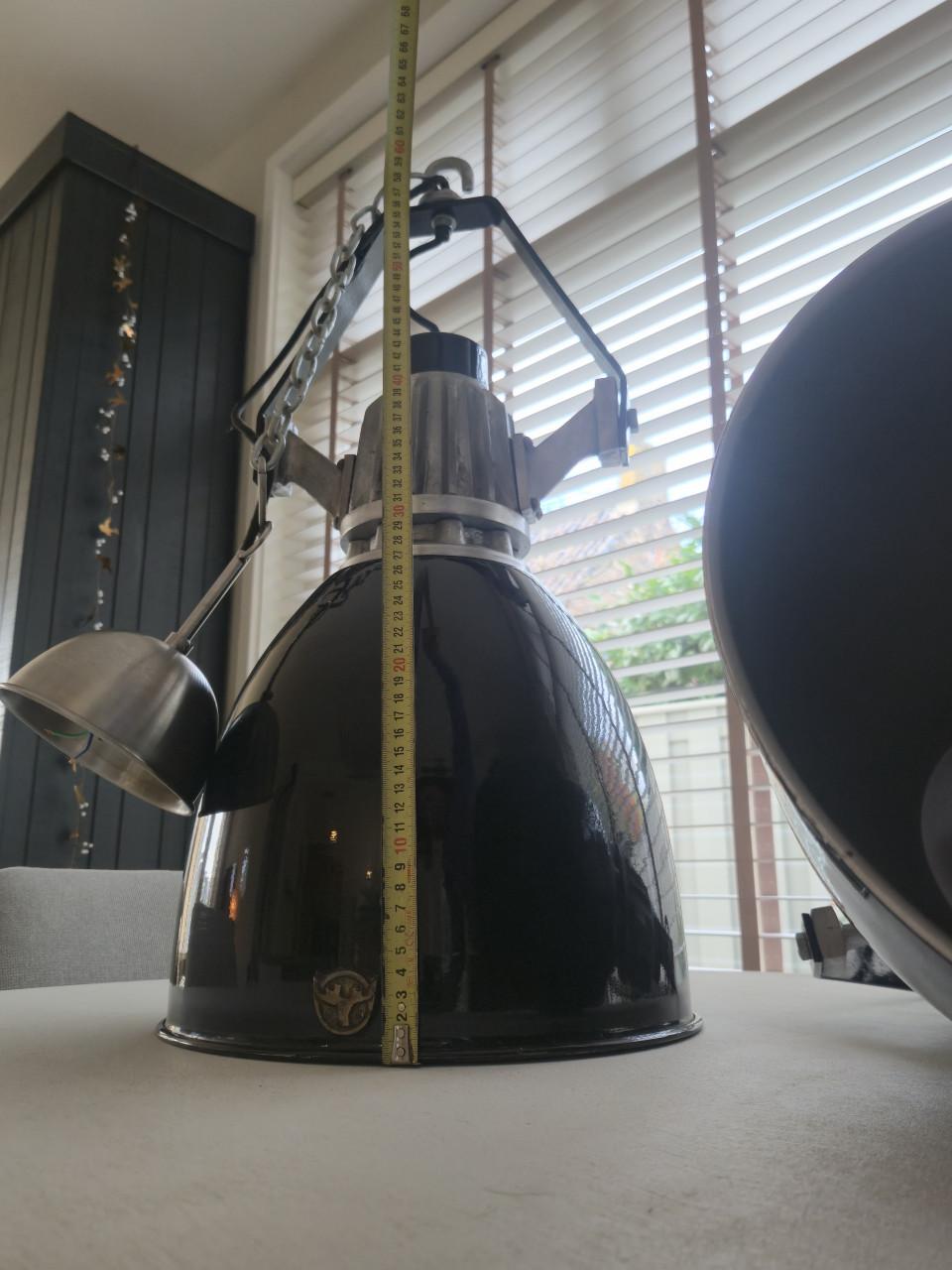 2 Industriële lampen