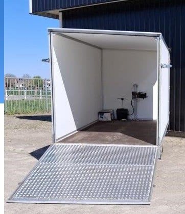 Te Koop gesloten aanhangwagen 405cm met loopdeur met lier