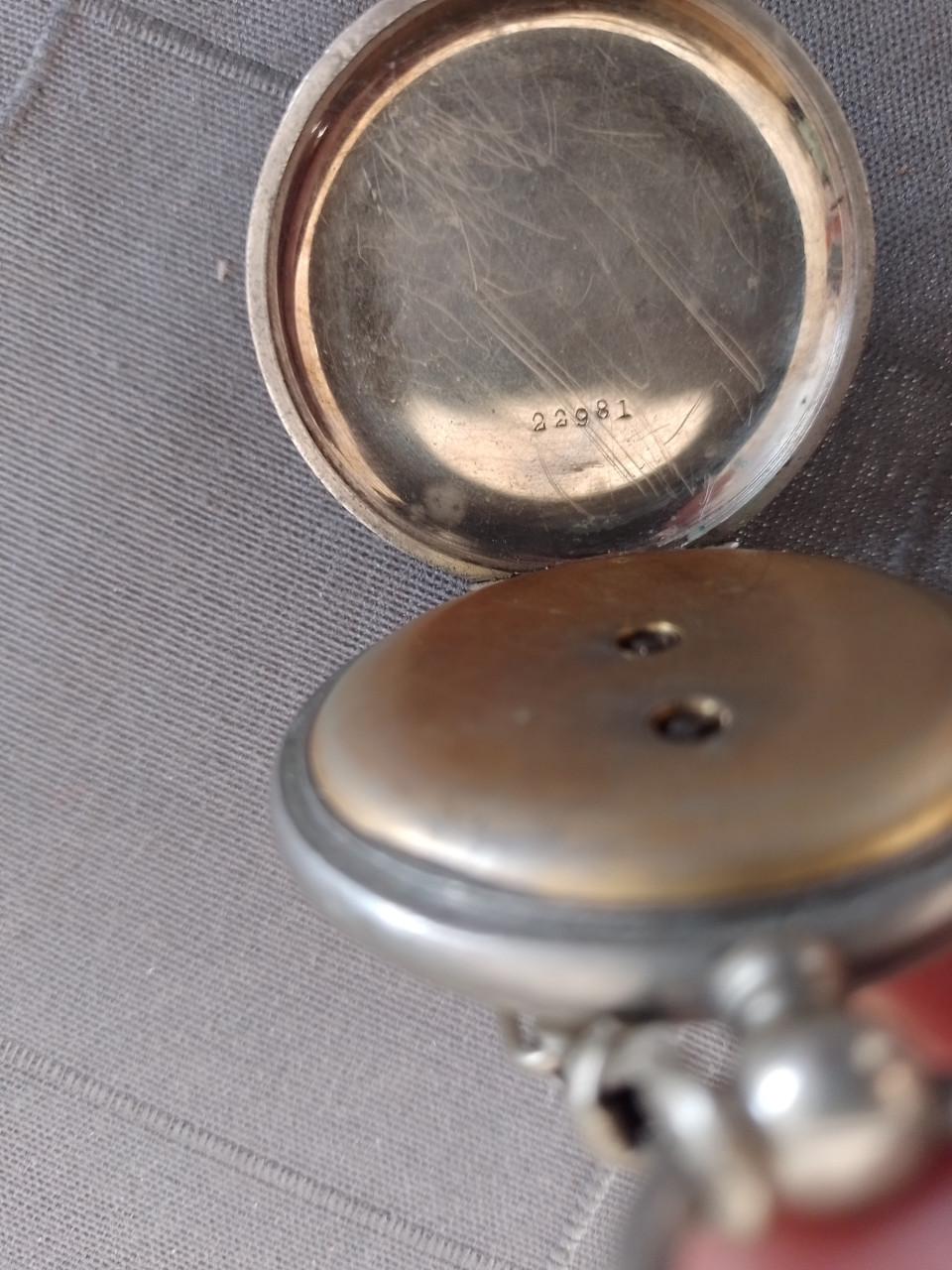 Oude goed werkende zakhorloge met sleutel