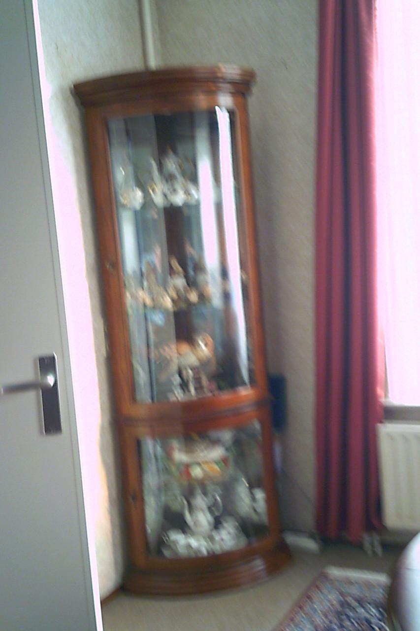 HOEKvitrine in ronde vorm met wandspiegels EN verlichting.