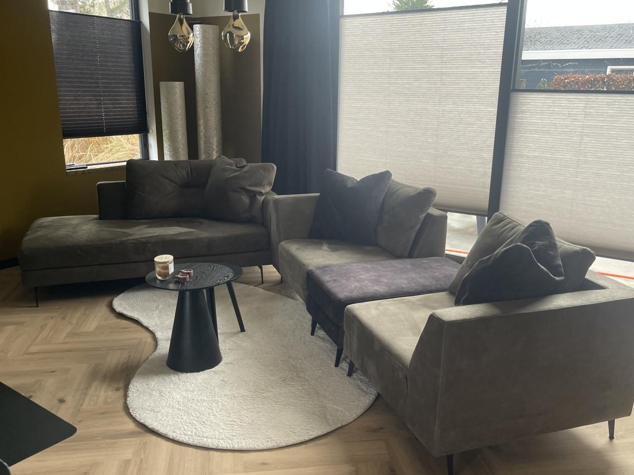 Chaise longue en bank met poef