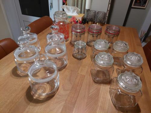 Te koop diverse glazen potjes met deksel