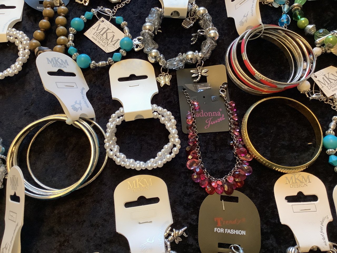 Partij diversen mooie armbanden. ( partij 133)