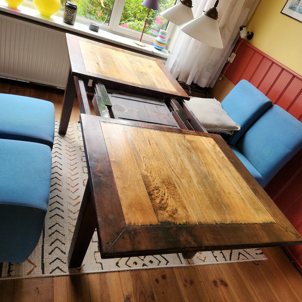 Koloniale 6 persoons uitschuifbare Eettafel t/m 8 personen met 4 stoelen