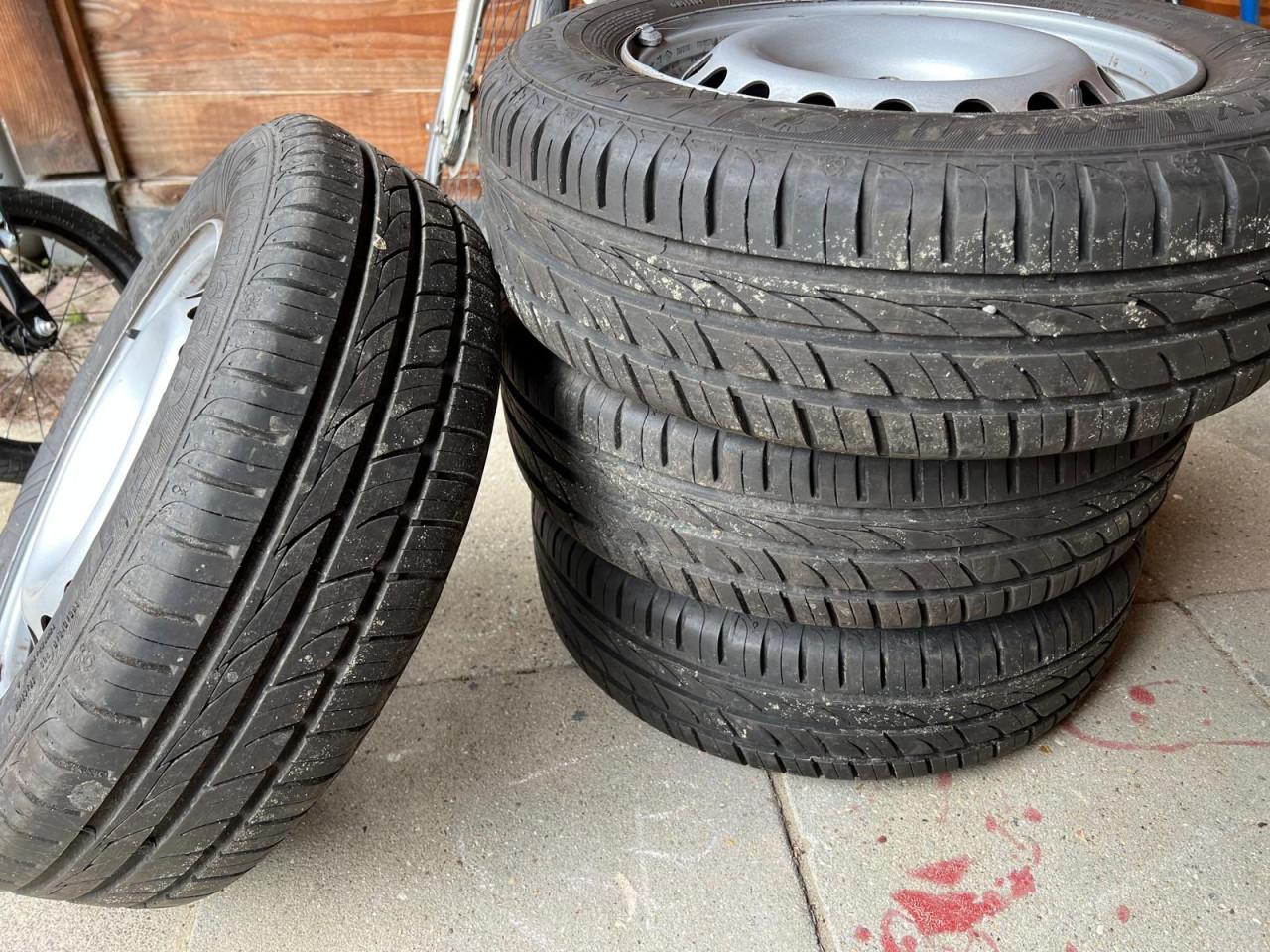 Autobanden met stalen wielen