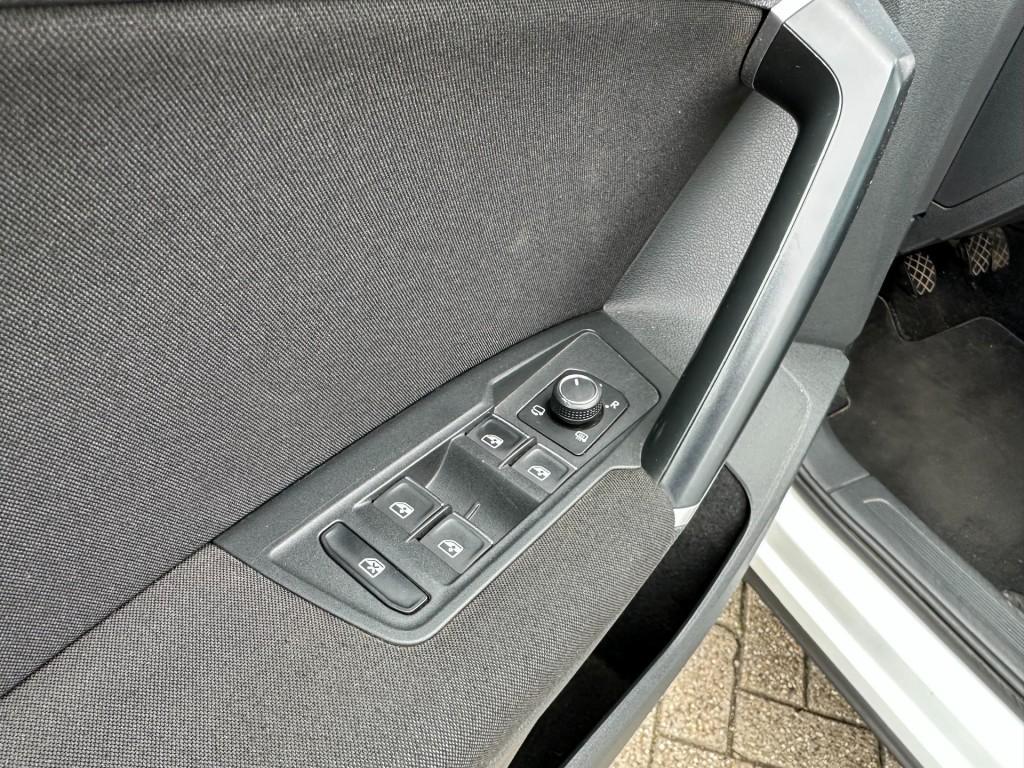 Volkswagen Tiguan 1.4 tsi act connected series r-line panoramadak trekhaak 