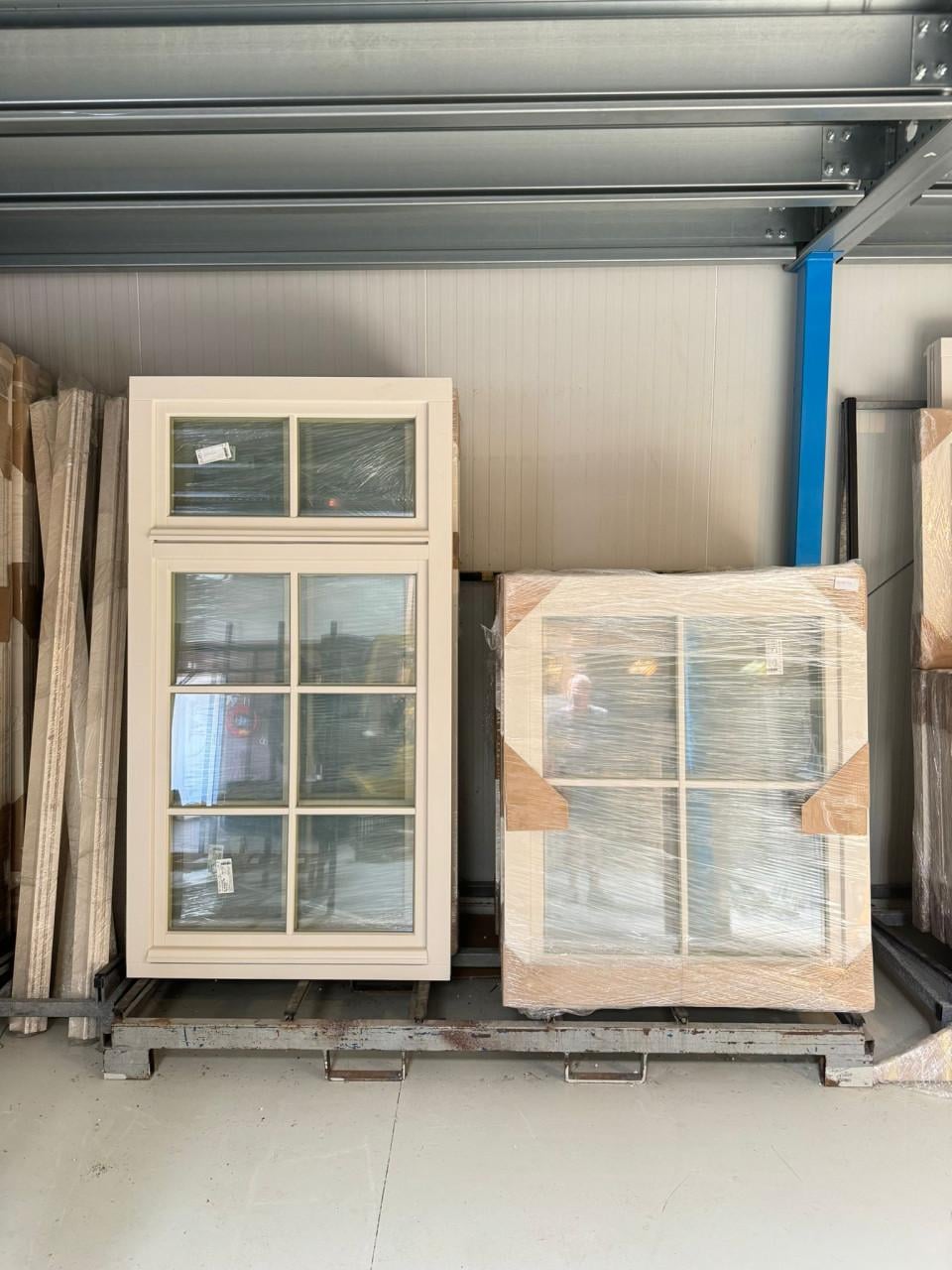 Loods vol nieuwe meranti houten kozijnen