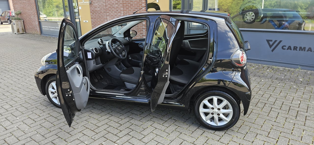 Zuinige TOYOTA AYGO 5drs AIRCO / NL AUTO / NAP